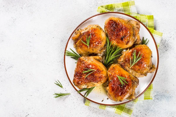 Muslos de pollo al horno con hierbas en plato blanco . —  Fotos de Stock