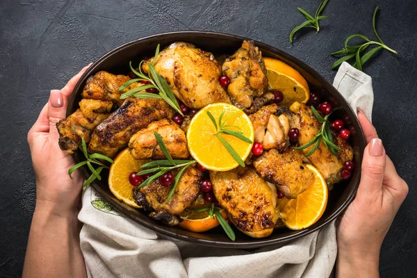 Poulet cuit à l'orange, à la canneberge et au romarin . — Photo