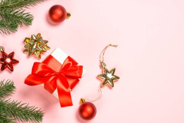 Noel arkaplanı pembe üzerine uzanmış tatil süslemeleri ile.