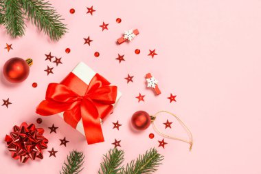 Noel arkaplanı pembe üzerine uzanmış tatil süslemeleri ile.