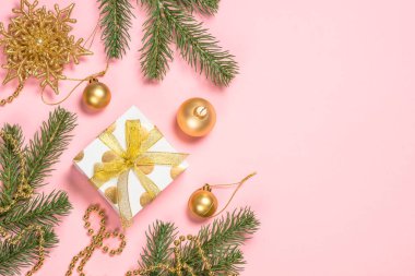 Altın Noel düz zemin pembe üzerine yatıyordu hediye kutusu ve süslemeleri ile.