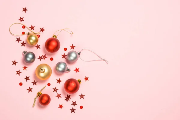 Vánoční byt ležel na pozadí na růžové s prázdninové dekorace. — Stock fotografie