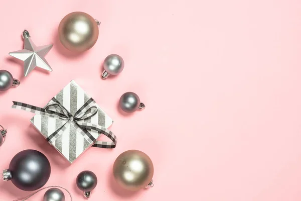 크리스마스 플랫 폼 현재 상자 및 장식 과 핑크 색 배경에 누워. — 스톡 사진