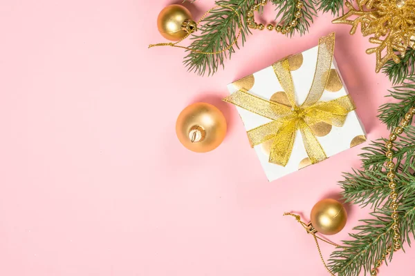 황금색 크리스마스 플랫 폼, 현재 박스 및 장식 과 핑크 색 배경. — 스톡 사진
