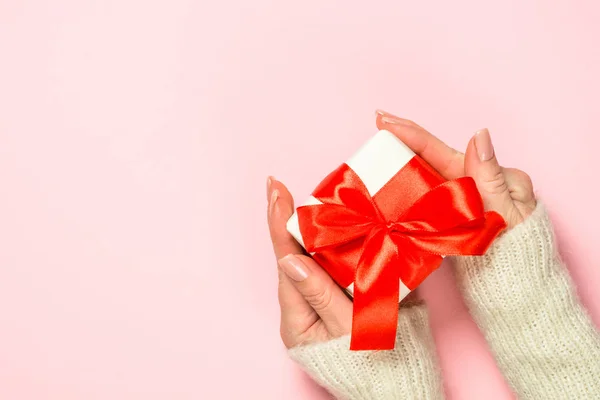 Fondo plano de Navidad sobre rosa con caja actual . — Foto de Stock