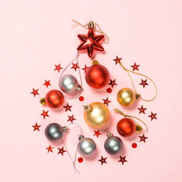 クリスマスフラットは休日の装飾とピンクの背景を置く. — ストック写真