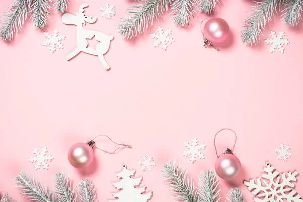 Fondo plano de Navidad con decoraciones en rosa . —  Fotos de Stock