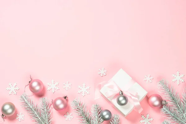 Fondo plano de Navidad con caja de regalo de Navidad y decoración en rosa . — Foto de Stock