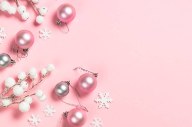 Noel düz arka planda pembe süslemelerle yatıyordu.