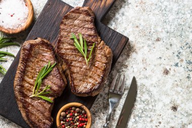 Ahşap kesme tahtasında ızgara biftek..