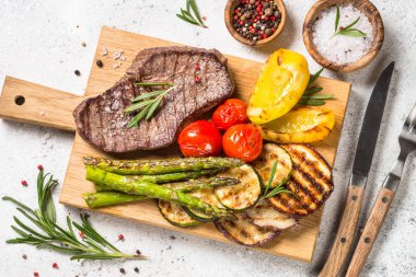 Beyaz taş masada sebze ile ızgara Sığır eti biftek.