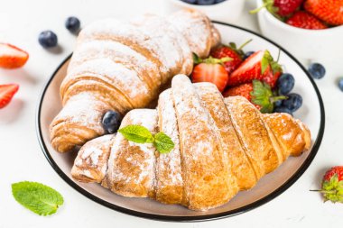 Çikolata ve taze çilek ile Kruvasan.