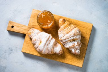 Üst manzaralı kruvasan..