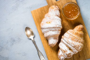 Üst manzaralı kruvasan..