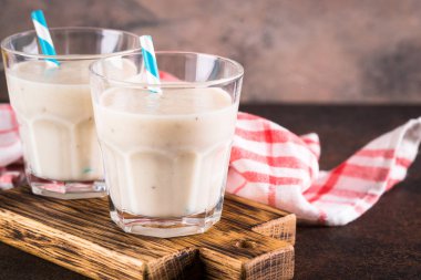 Tahta masada muzlu milkshake..