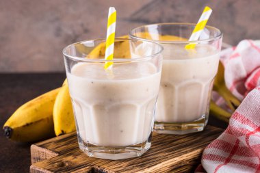 Tahta masada muzlu milkshake..