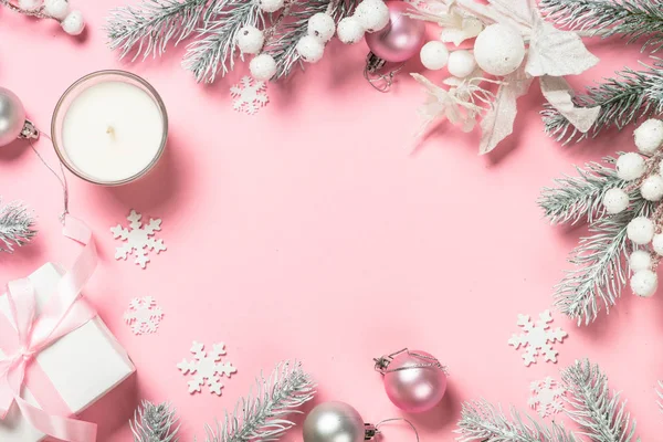핑크 배경의 크리스마스 선물 상자와 장식. — 스톡 사진
