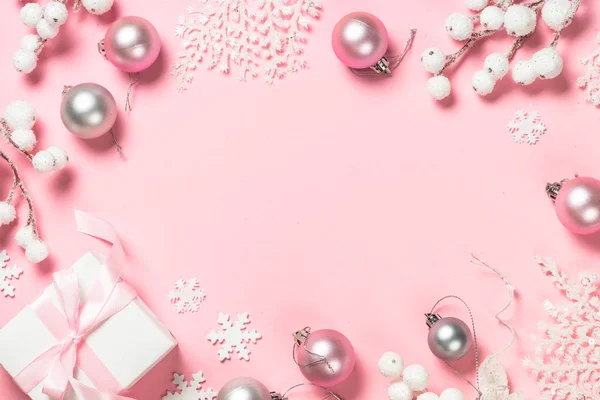 Vánoční dárek box a dekorace na růžovém pozadí. — Stock fotografie