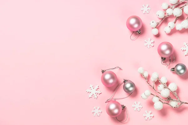Vánoční byt ležel na pozadí na růžové s dekoracemi. — Stock fotografie
