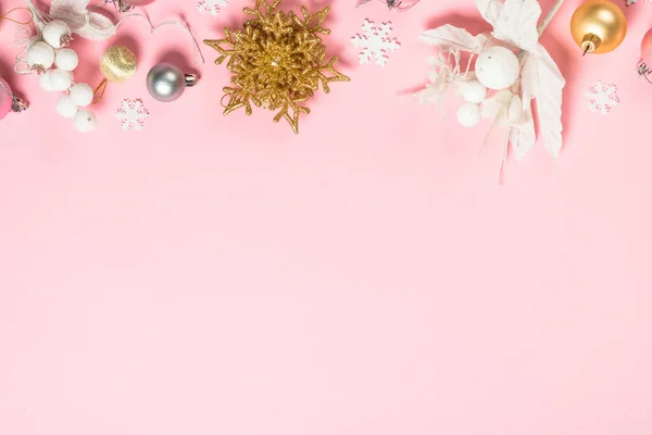 Vánoční byt ležel na pozadí na růžové s dekoracemi. — Stock fotografie
