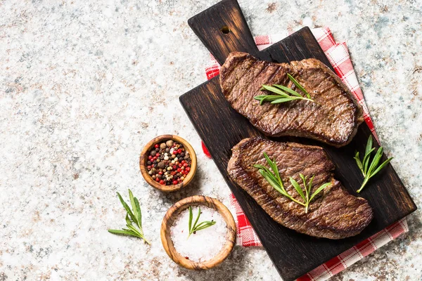 Grilovaný hovězí steak na dřevěné řezací desce. — Stock fotografie