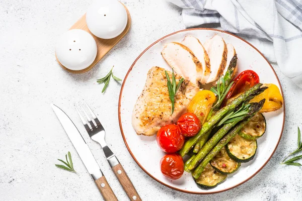 Pechuga de pollo asada con verduras . —  Fotos de Stock