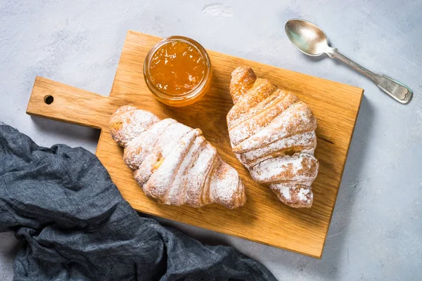 Croissant con marmellata vista dall'alto . — Foto Stock