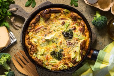 Tavada sosis ve sebze ile Frittata.