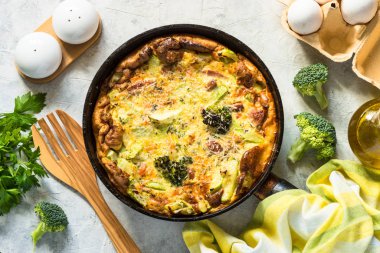 Tavada sosis ve sebze ile Frittata.