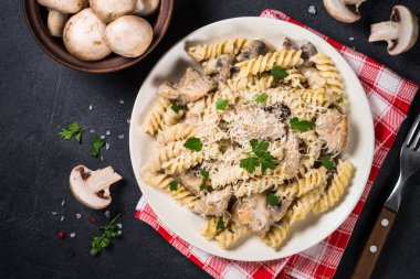 Krema soslu tavuk ve mantarlı makarna..