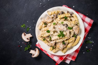 Krema soslu tavuk ve mantarlı makarna..