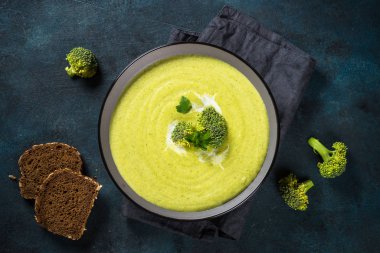 Brokoli kremalı çorba, karanlık masanın üstünde..