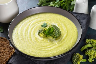 Brokoli kremalı çorba..