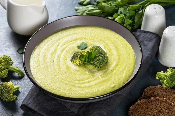 Brokolice smetana polévka v misce. — Stock fotografie