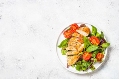 Salata soslu tavuk filetosu..