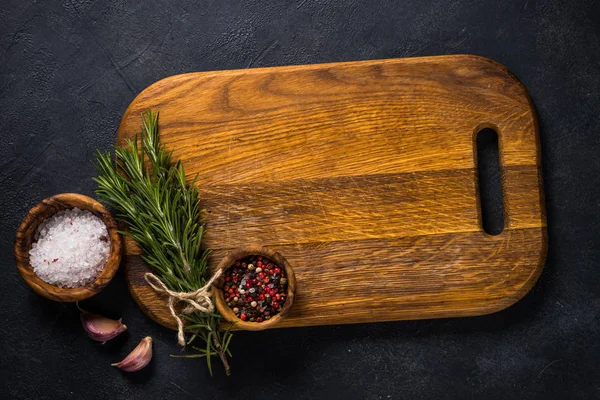 Fond de cuisine alimentaire aux herbes et épices sur fond noir. — Photo