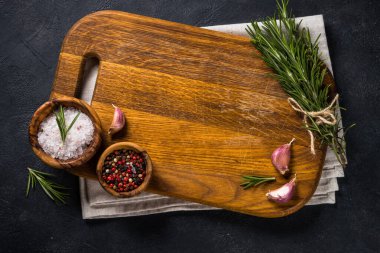 Yiyecek pişirme arka planında siyah otlar ve baharatlar var..