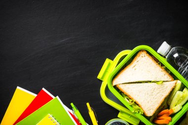 Geri okul kavramı. Beslenme çantası siyah ileti örneği ile.