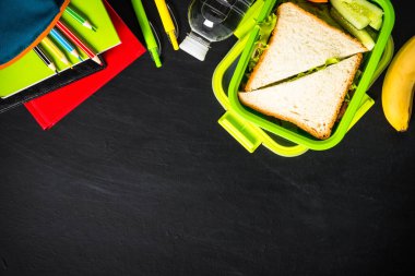 Geri okul kavramı. Beslenme çantası siyah ileti örneği ile.