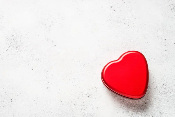 Corazón rojo sobre mesa blanca vista superior . —  Fotos de Stock