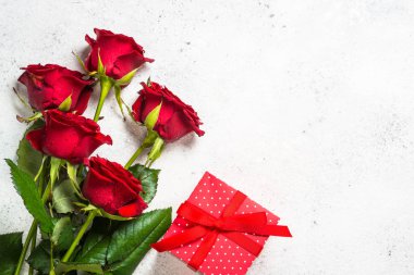 Kırmızı gül çiçek ve beyaz arka plan üstten görünüm mevcut kutusunda.