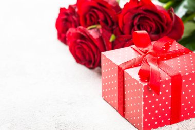 Kırmızı gül çiçek ve hediye kutusu beyaz.