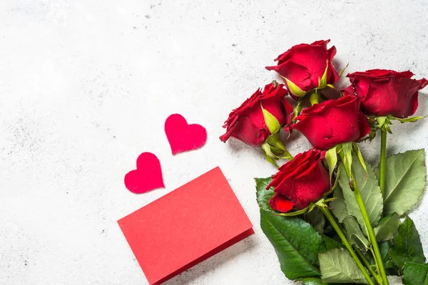 Valentinstag Hintergrund. Rote Rosen, Herzen und Geschenk auf weiß. — Stockfoto