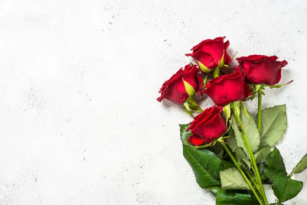 Het bloemboeket rode rozen op witte achtergrond bovenaanzicht. — Stockfoto