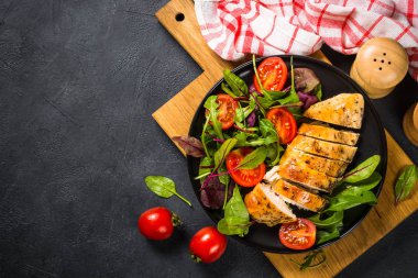 Salata soslu tavuk filetosu..