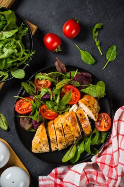 Salata soslu tavuk filetosu..