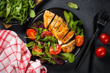 Salata soslu tavuk filetosu..