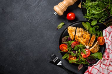 Salata soslu tavuk filetosu..