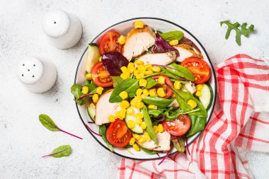 Tavuklu salata ve beyaz şarap..