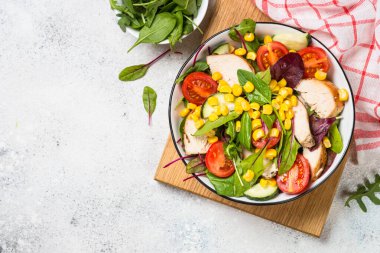 Tavuklu salata ve beyaz şarap..